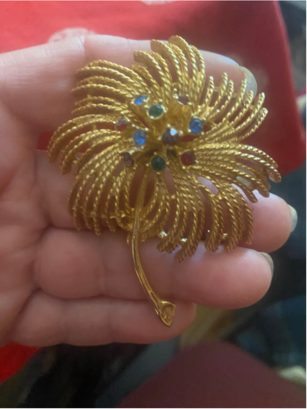 Women's vintage Sarah Coventry Gold Tone Floral Brooch